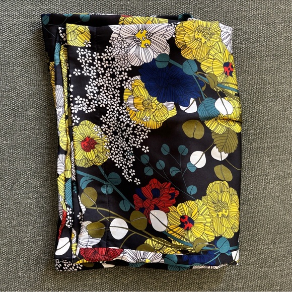 Floral Patterned Pants - Picture 4 of 5